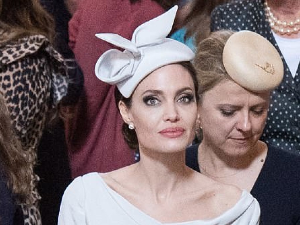 Анжелина Джоли показалась в элегантном платье на церковной службе в Лондоне (ФОТО)