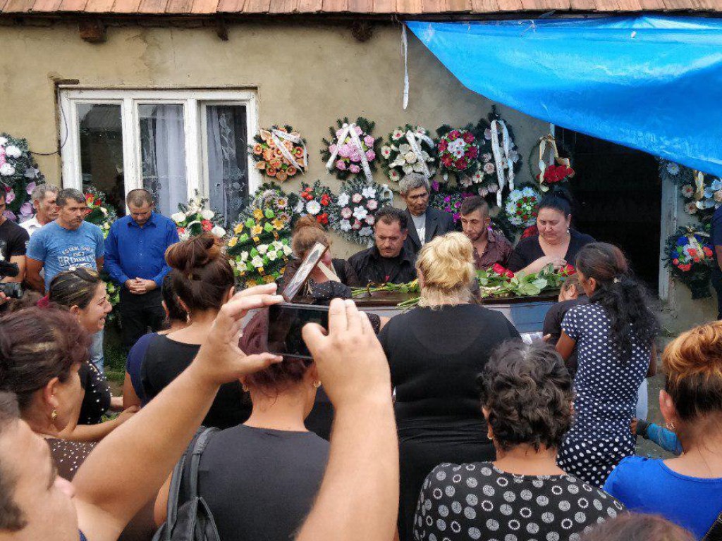 На Закарпатье похоронили жертву разгона лагеря ромов во Львове (ФОТО)
