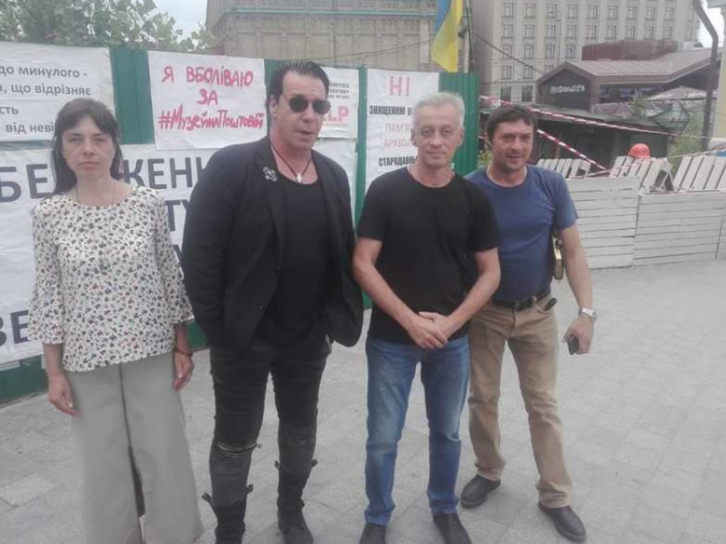 Гулял без охраны: в центре Киева увидели вокалиста Rammstein (ФОТО)