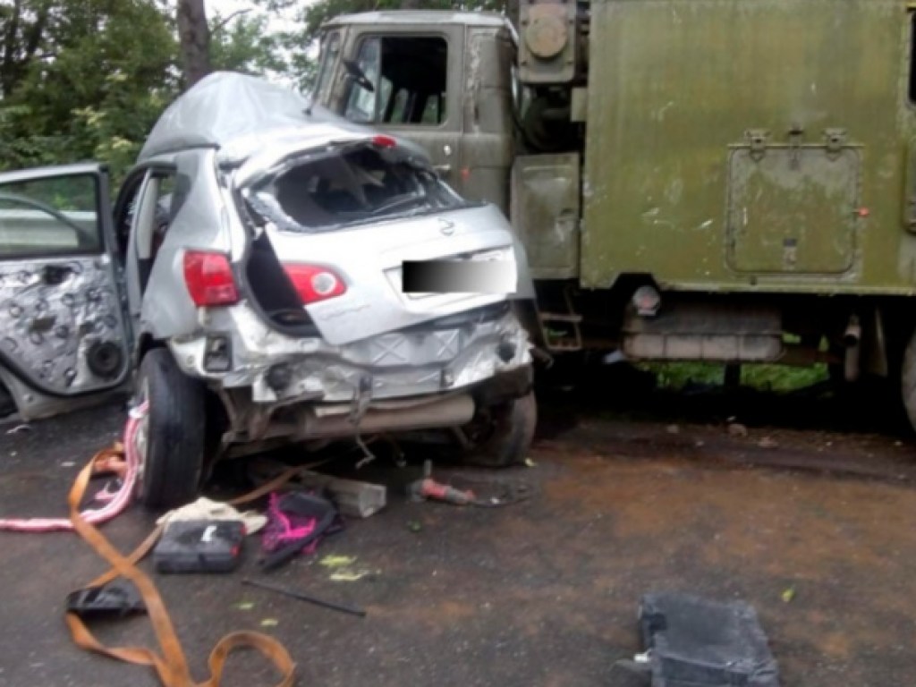 На Тернопольщине столкнулись Nissan и военный грузовик: две женщины погибли, пострадал ребенок (ФОТО)