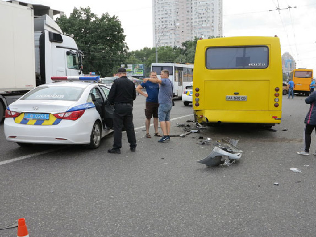 На проспекте Победы в Киеве Volkswagen на евробляхах повредил три маршрутки (ФОТО)