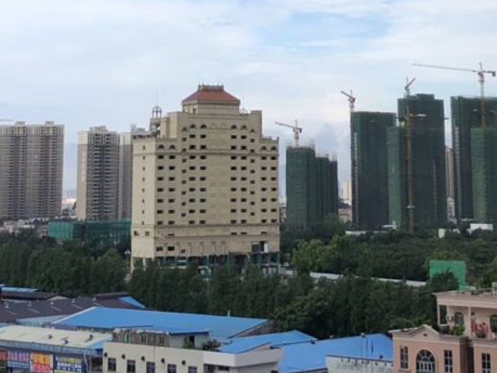 Снос за 10 секунд: В Китае контролируемым взрывом  уничтожили 15-этажную гостиницу (ВИДЕО)
