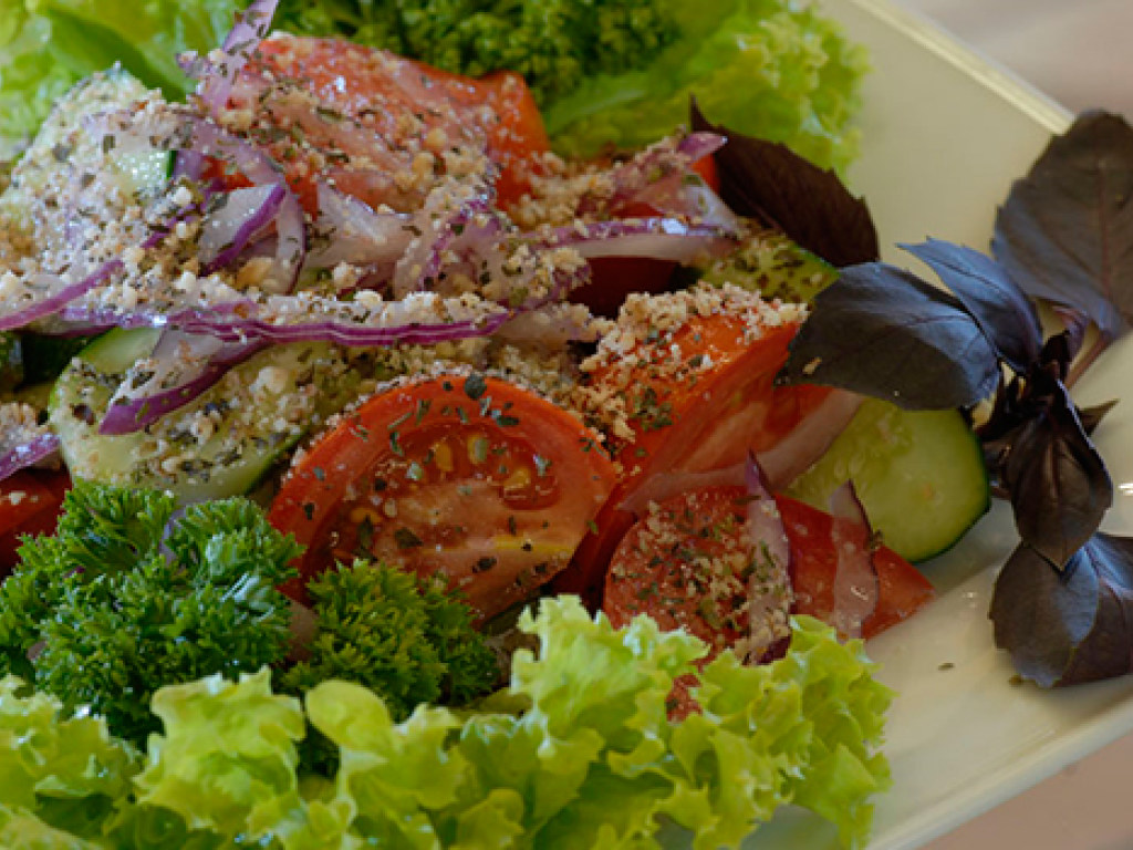 Рецепт дня: Салат из свежих овощей в орехово-чесночной заправке &#171;Глехурад&#187;