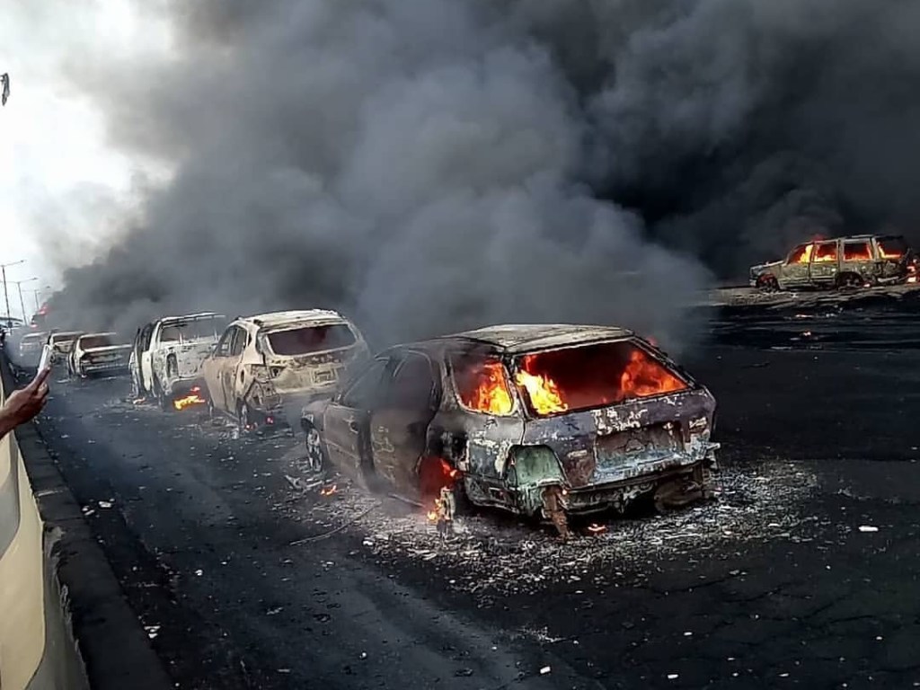 В Нигерии вспыхнула автоцистерна с топливом, 9 человек погибли (ФОТО, ВИДЕО)