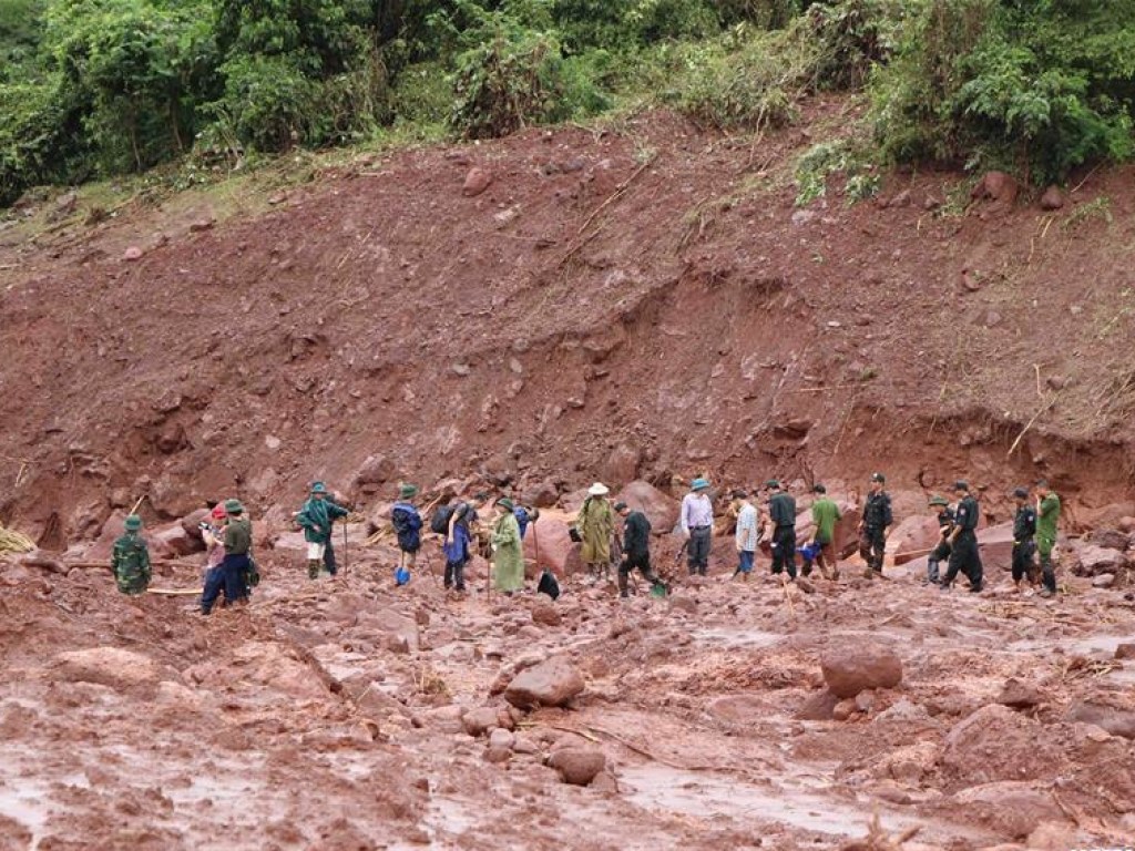 Во Вьетнаме из-за наводнения погибло более 20 человек (ФОТО)
