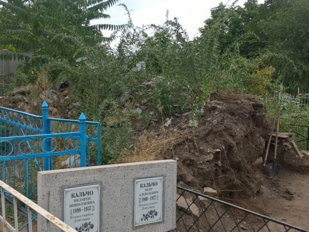 В Николаеве в мусорной свалке на кладбище нашли человеческие останки (ФОТО)
