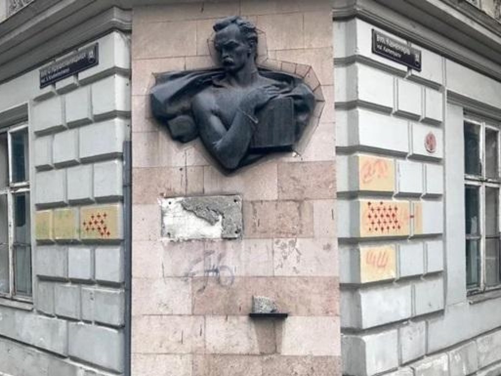 Во Львове вандалы уничтожили мемориальную доску Ивану Франко (ФОТО)