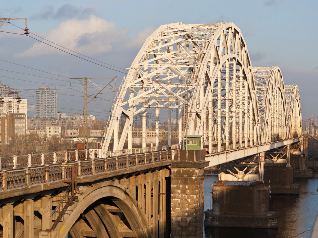 В Киеве подростки забрасывали автомобили камнями с моста