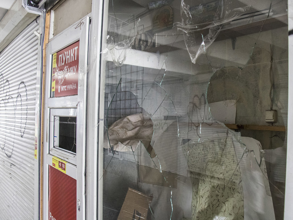 Как после бомбежки: в Киеве разгромили переход на Караваевых дачах (ФОТО, ВИДЕО)