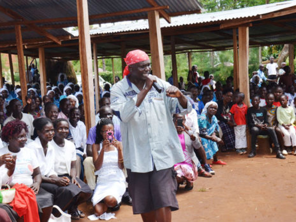 В Кении священник прочитал рэп на собрании с прихожанами  (ФОТО)