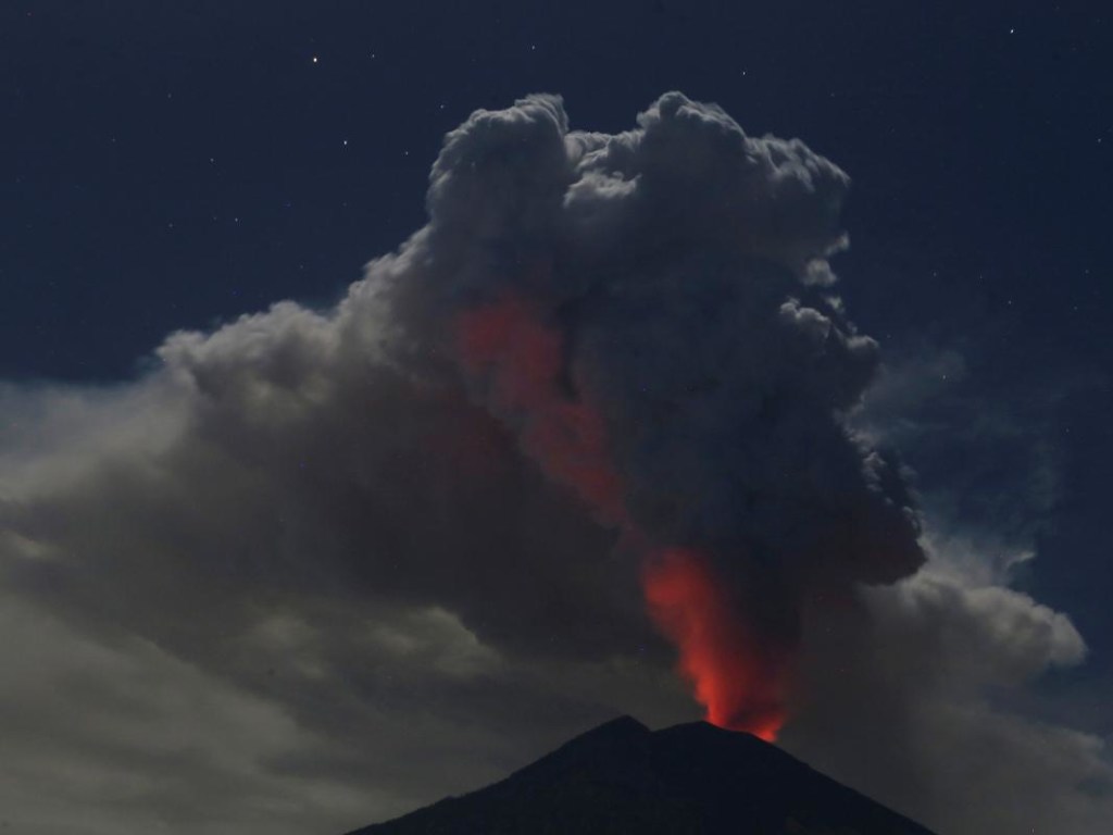 На Бали извергается вулкан: опубликованы невероятные фото