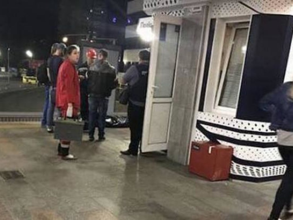 На станции метро «Левобережная» в Киеве пассажир погиб под колесами поезд метро (ФОТО)