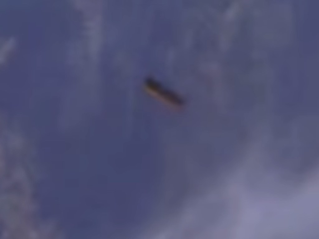 Аппарат NASA случайно заснял в небе необычный НЛО (ФОТО, ВИДЕО)