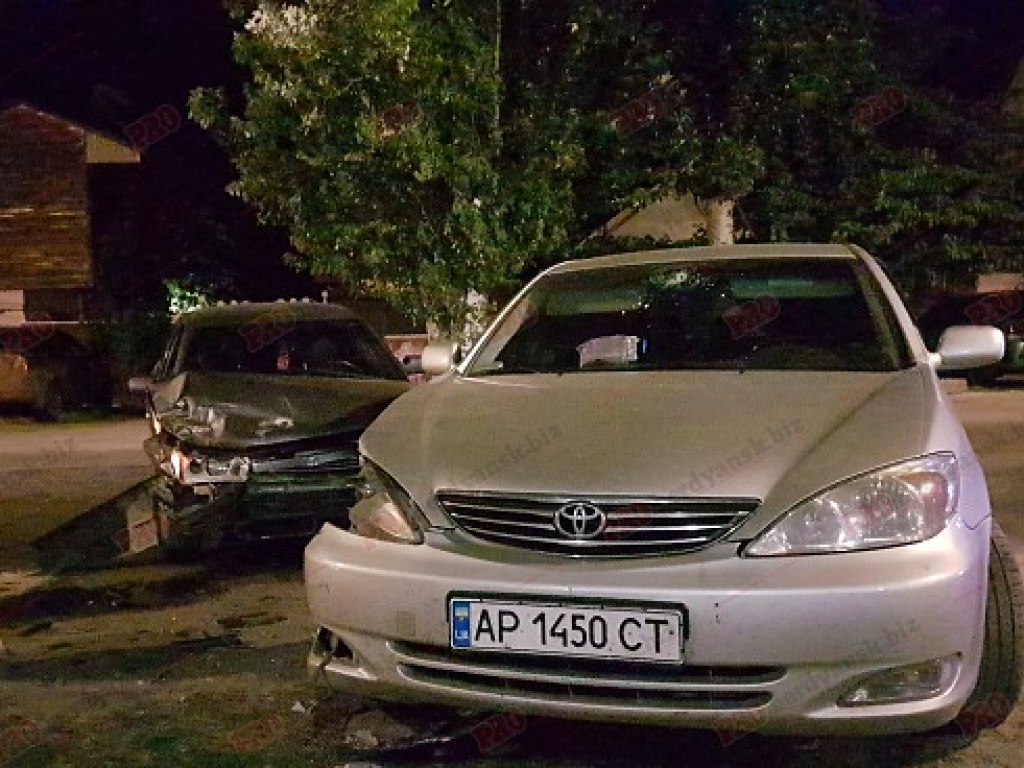 В Бердянске пьяный автовладелец при ДТП головой повредил стекло Toyota (ФОТО, ВИДЕО)