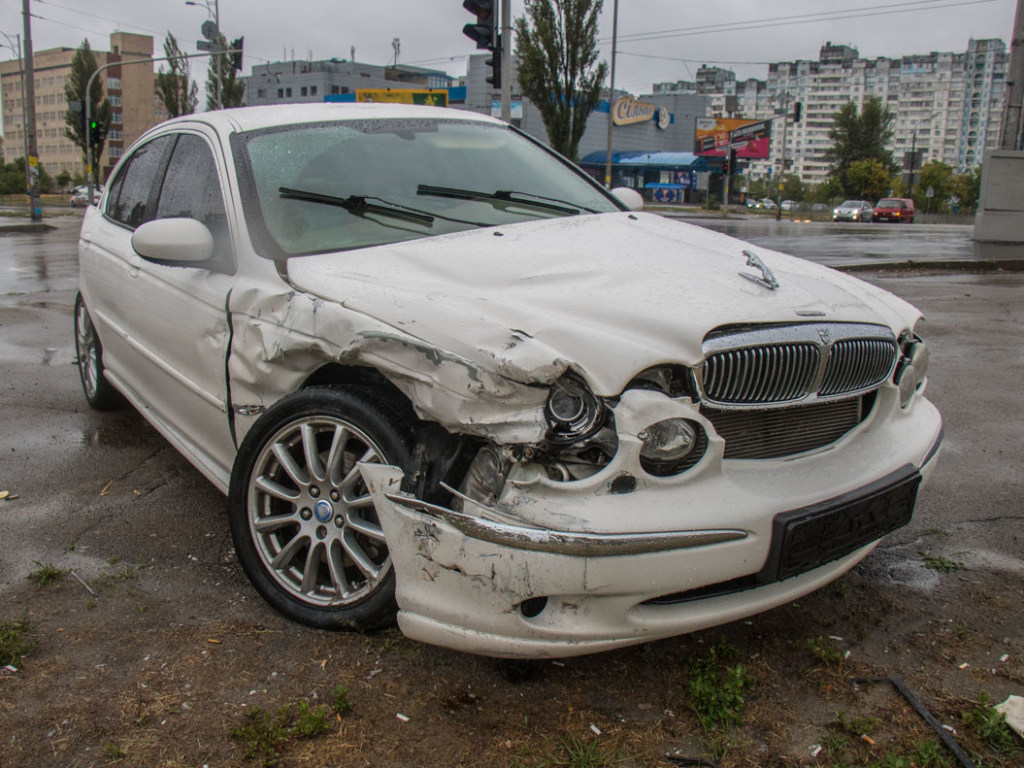 На Троещине в Киеве девушка за рулем белого Jaguar пострадала от столкновения с микроавтобусом (ФОТО)