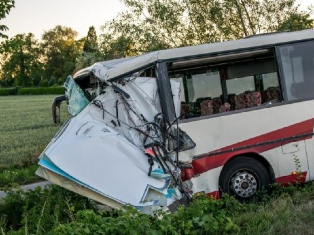 Автобус с детьми врезался в «скорую помощь» в Германии, пострадали 46 человек