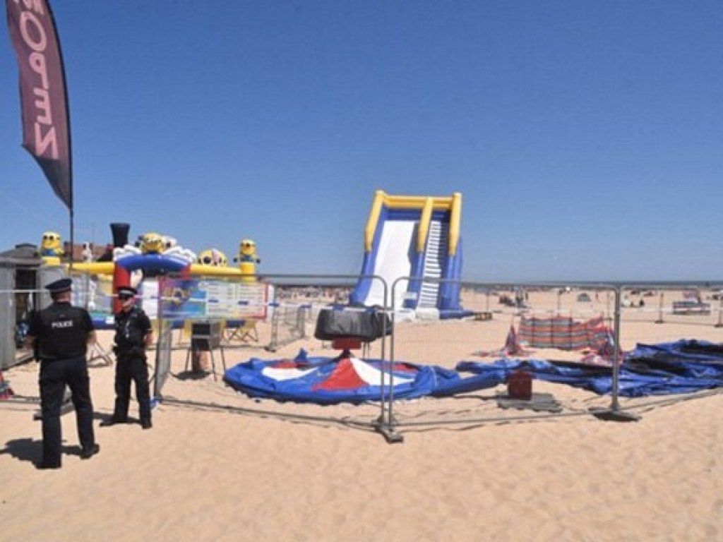 На британском пляже из-за жары «лопнула» надувная горка, погиб ребенок (ФОТО)