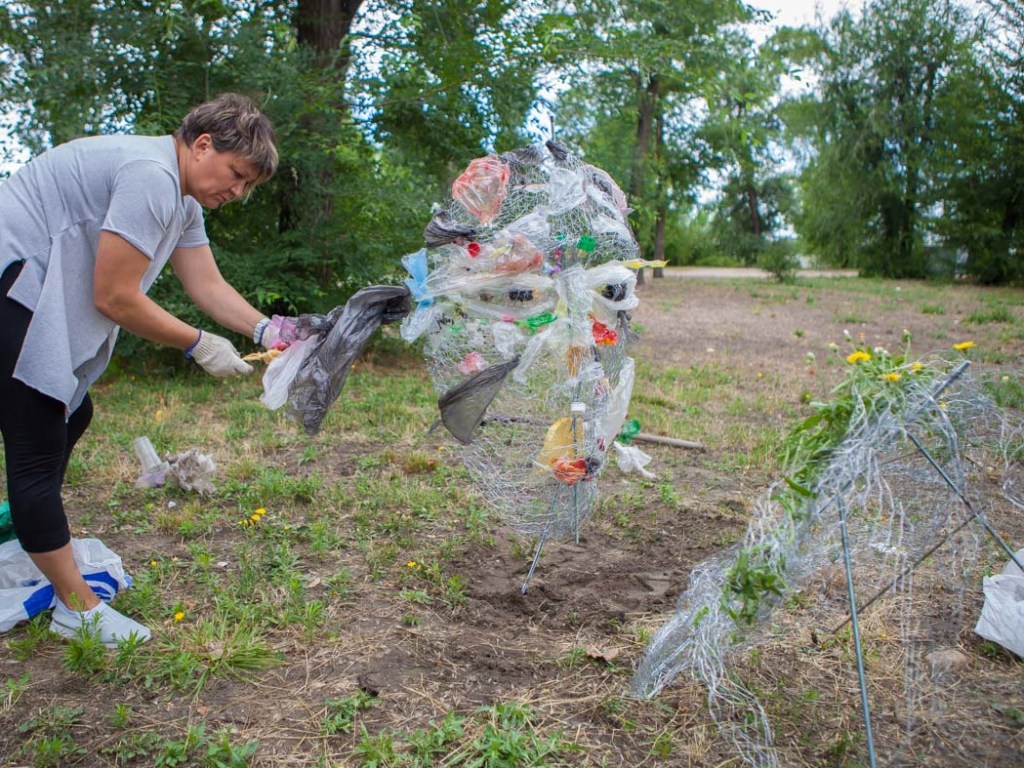 В парке Днепра появились «мусорные» скульптуры (ФОТО)