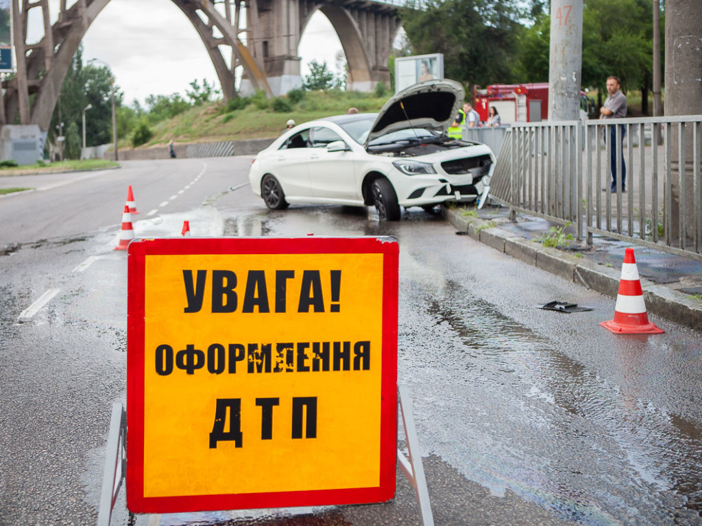 В Днепре Mercedes на скорости протаранил ограждение, есть пострадавшие (ФОТО)