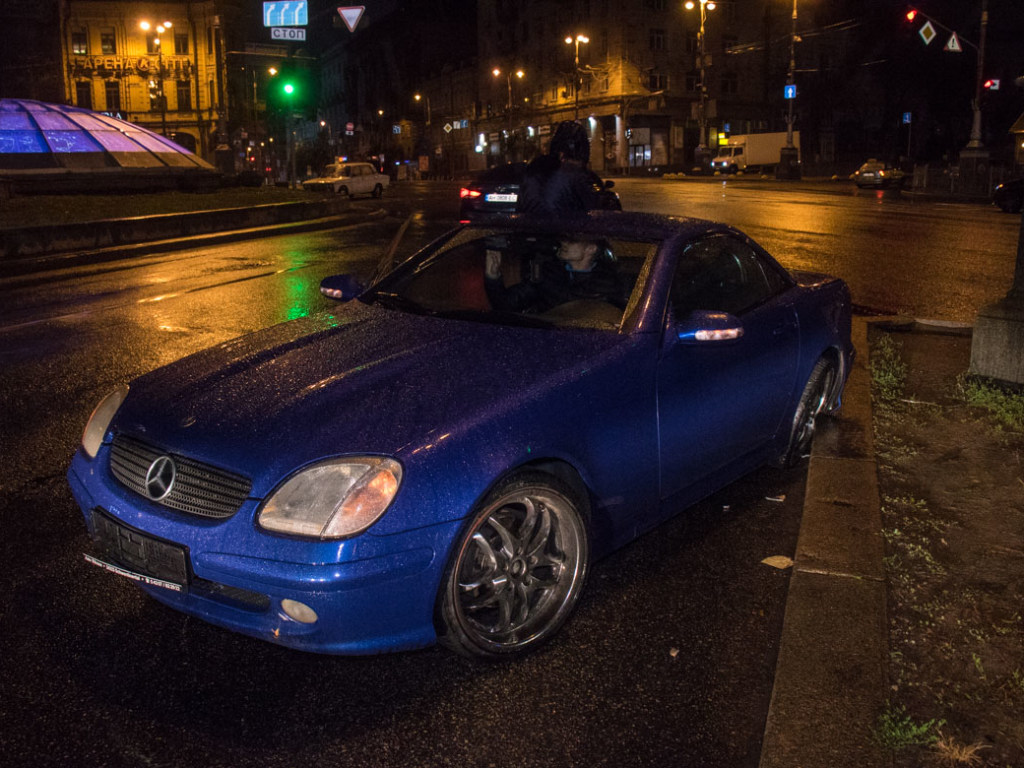 Занесло на мокрой дороге: На Бессарабке в Киеве водитель Mercedes угодил в ДТП (ФОТО)
