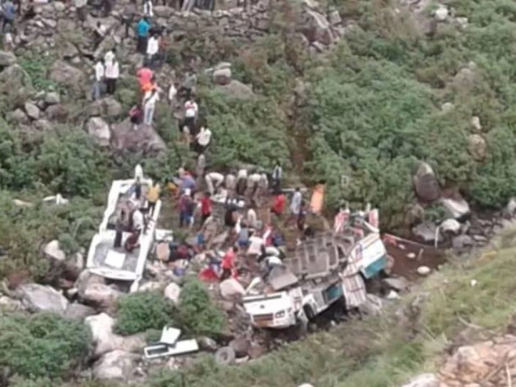 Жуткое ДТП в индийских Гималаях: более 40 человек погибло (ФОТО)