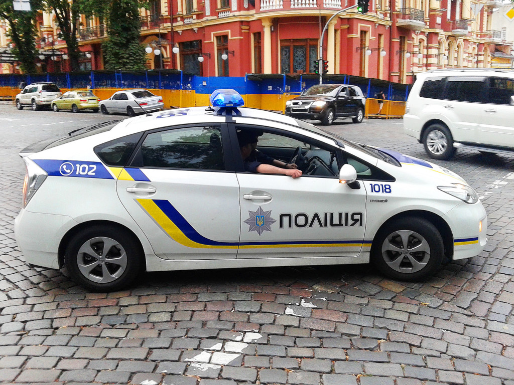 Парень ради забавы запрыгнул на крышу полицейского авто в центре Киева (ВИДЕО)