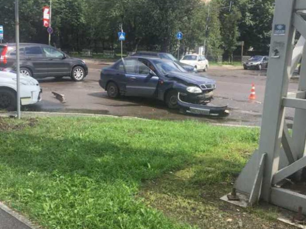 ДТП во Львове: на перекрестке дорогу не поделили две машины (ФОТО)
