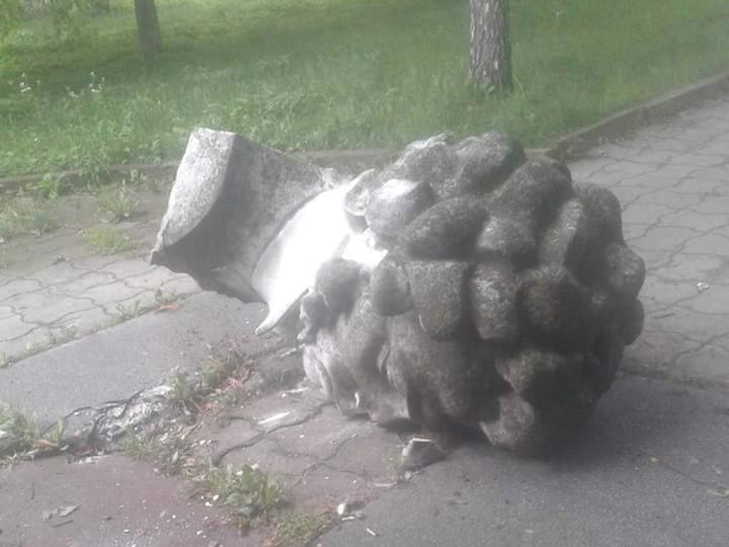Во Львовской области вандалы разгромили памятник Пушкину (ФОТО)