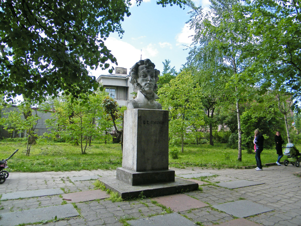 Разрушение памятника Пушкину на Львовщине: Полиция уверяет, что бюст упал по причине старения
