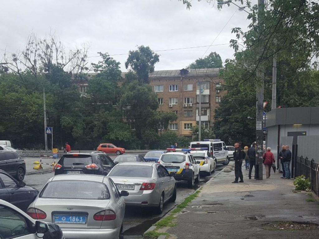 В Киеве злоумышленники ограбили конвертцентр, ранена женщина (ФОТО)