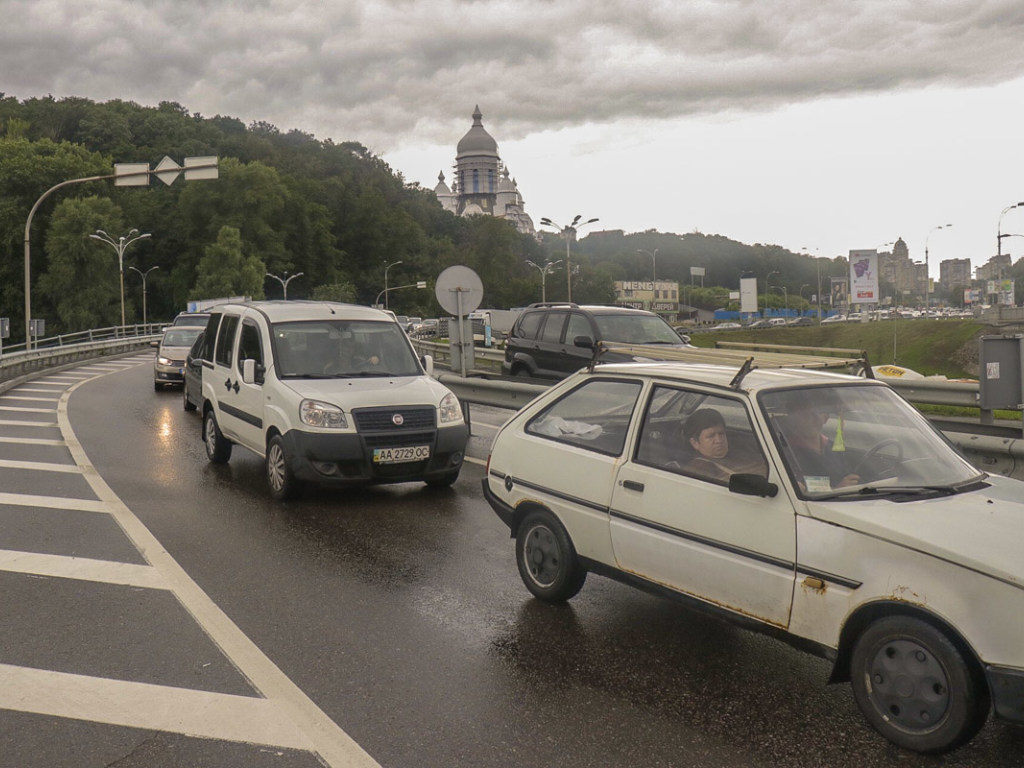 В Киеве на мосту Патона образовалась пробка из-за ДТП (ФОТО)