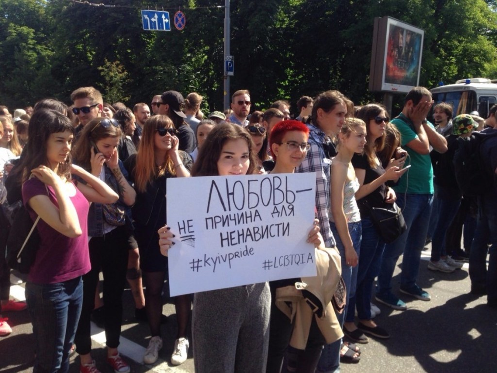 В Кривом Роге горожане вышли на марш против парада ЛГБТ (ВИДЕО)