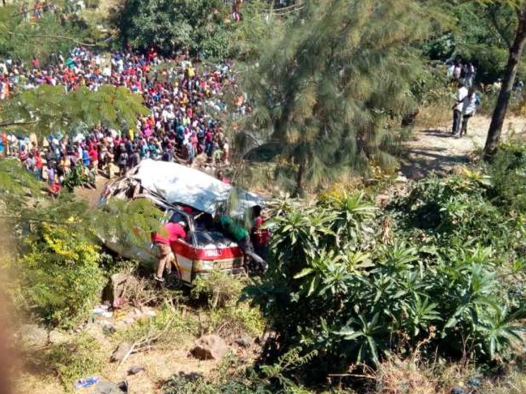 В Танзании грузовик влетел в три автобуса: 20 человек погибли (ФОТО)