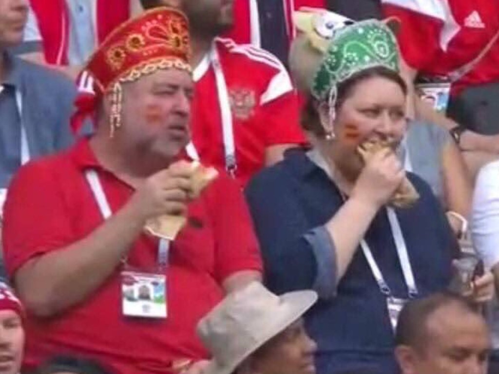 Российские болельщики в кокошниках с хот-догами насмешили сеть и стали мэмом (ФОТО)