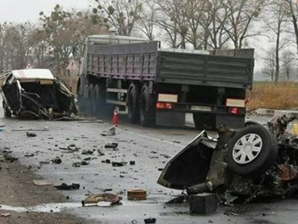 В Киевской области авто разорвало пополам во время ДТП (ФОТО)