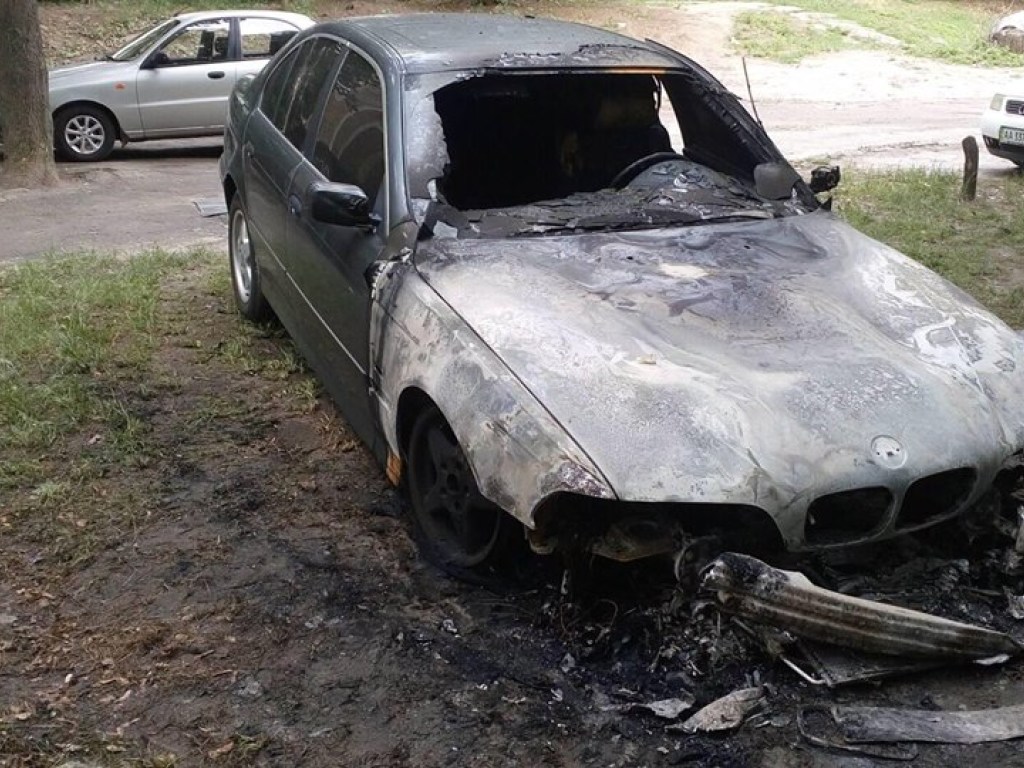 В Соломенском районе Киева сгорела иномарка, припаркованная на клумбе (ФОТО)