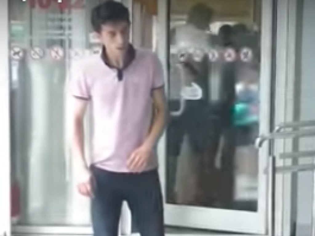 В Запорожье неадекватный парень напугал посетителей торгового центра (ВИДЕО)