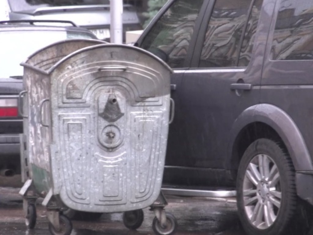 В Киеве сняли видео, как мусорный бак повредил припаркованные автомобили