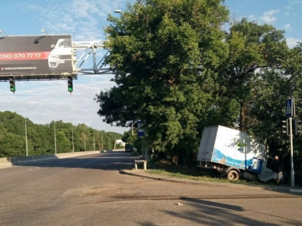 В Одессе произошло ДТП с участием грузовика, пострадали водитель и пассажир ВАЗа (ФОТО)