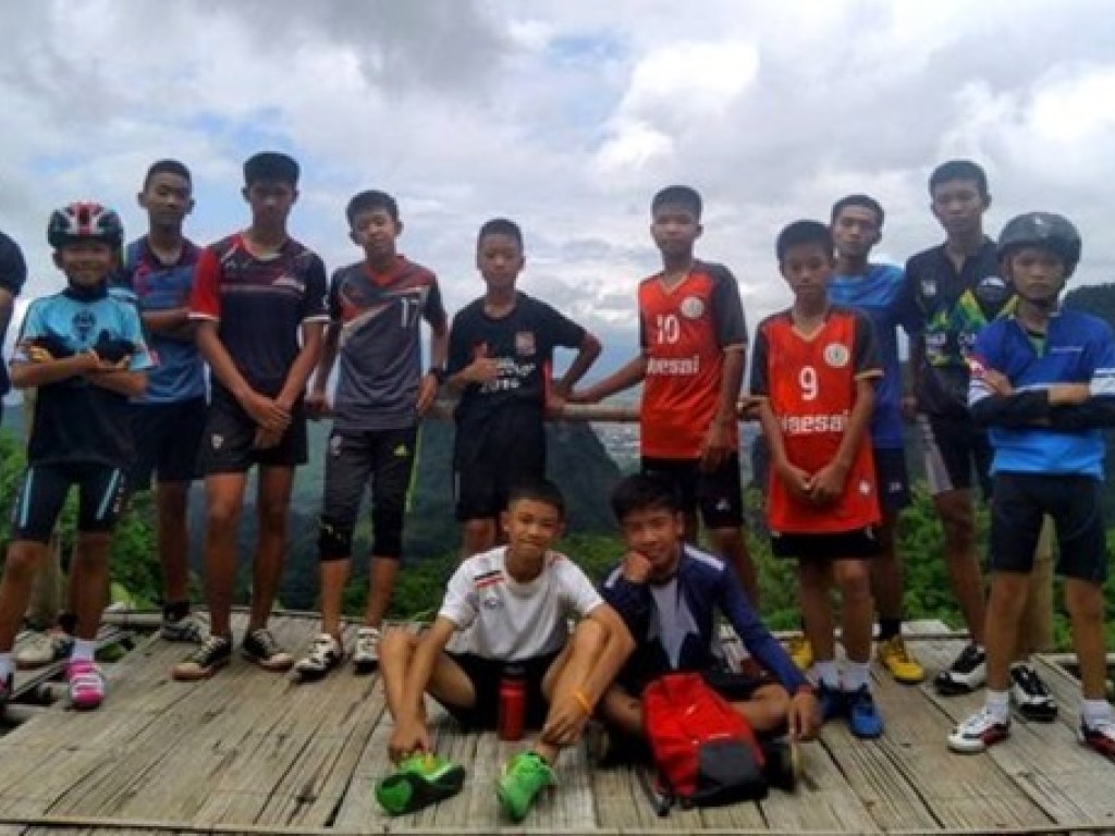 В Таиланде в пещерах обнаружили исчезнувшую футбольную команду, на их спасение нужно 4 месяца (ФОТО, ВИДЕО)