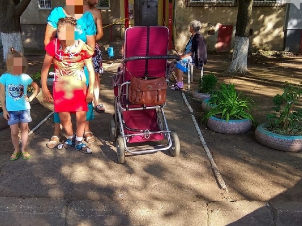 В Одессе у ребенка двое пьяных украли инвалидную коляску (ФОТО)
