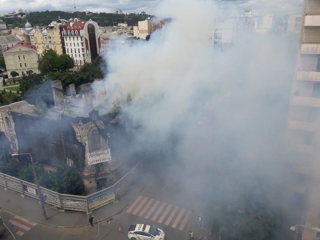 На столичном Подоле начался пожар в полуразрушенном историческом здании (ФОТО)