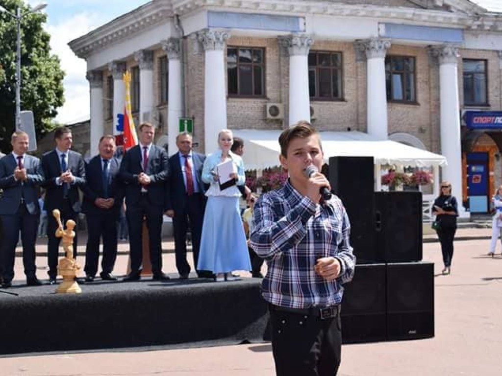 Скандал: В Переяславе чиновники вытеснили детей со сцены во время концерта (ФОТО)