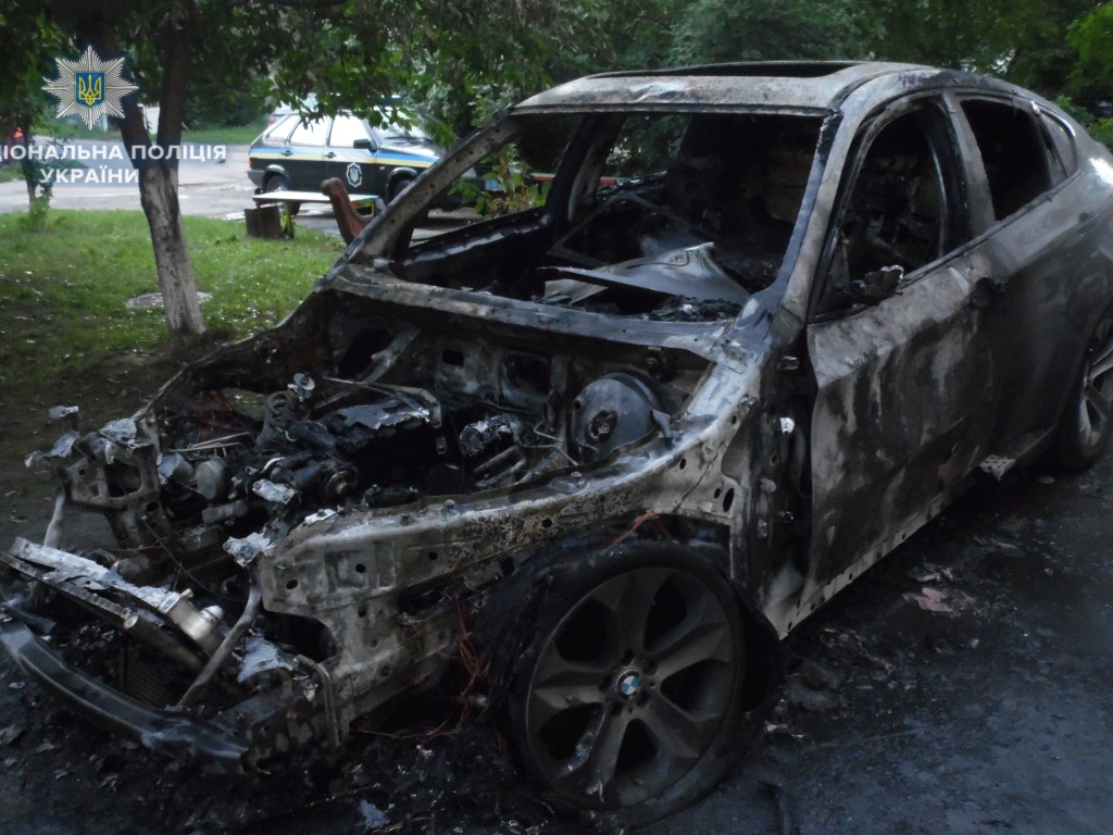 На Ровенщине сожгли машину заместителя главы РГА, авто сгорело дотла (ФОТО)