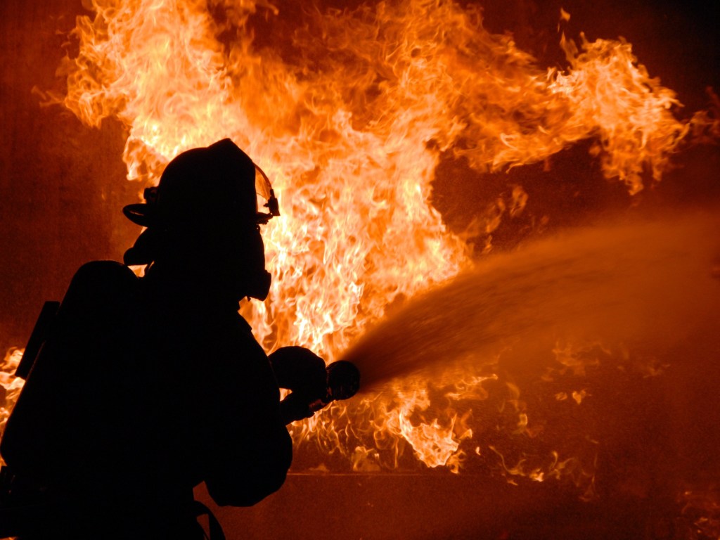 На Днепропетровщине во время пожаре в пятиэтажке погиб человек