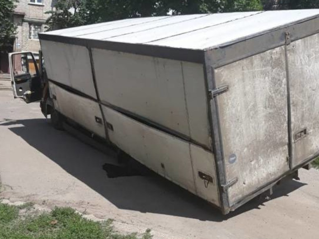 В Харькове грузовик провалился под асфальт (ФОТО)