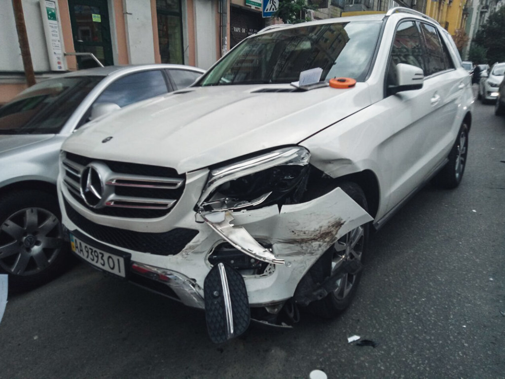 В Киеве пьяный АТОшник за рулем Volkswagen врезался в 4 машины (ФОТО)