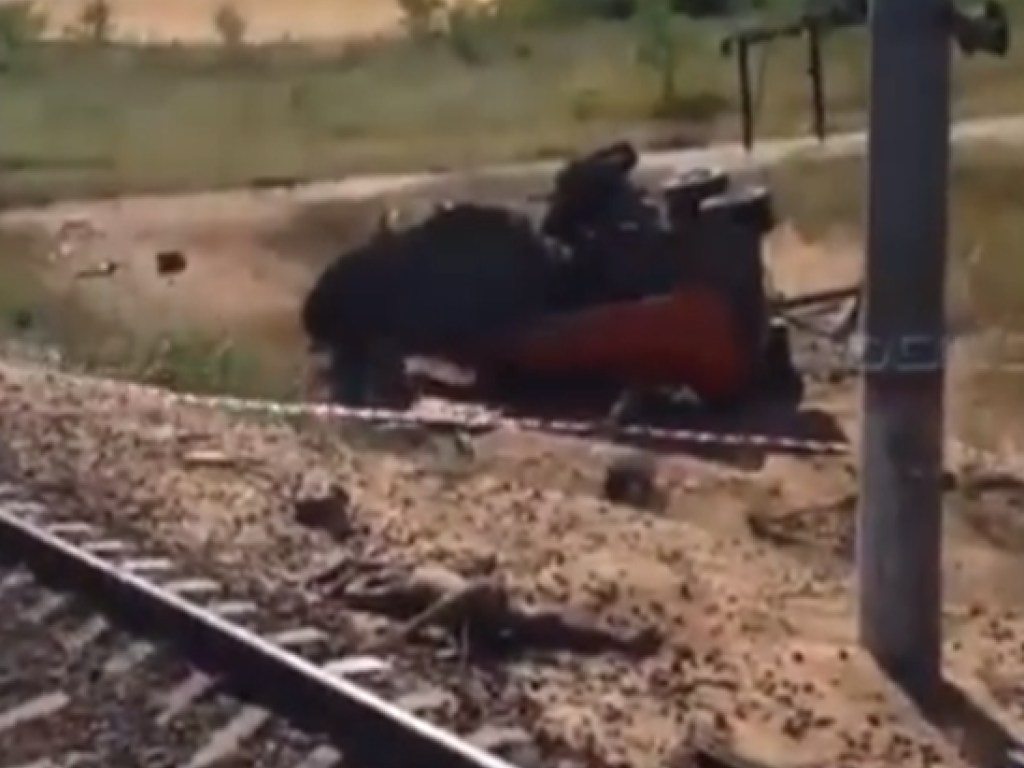 В России пассажирский поезд протаранил КамАЗ, 2 человека погибли (ВИДЕО)