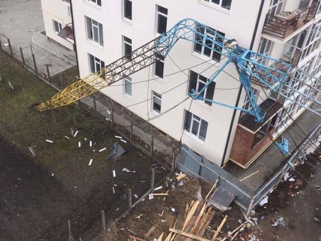 В центре Запорожья рухнул строительный кран: есть пострадавшие