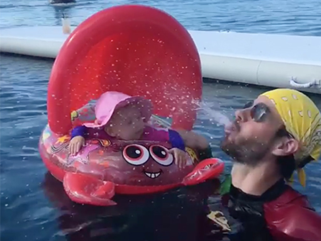 Энрике Иглесиас показал, как развлекал свою дочурку в бассейне (ФОТО, ВИДЕО)